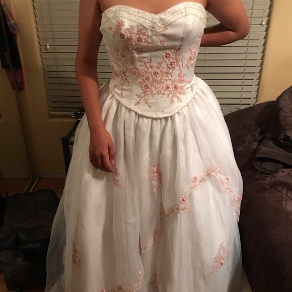 Quincenera dress never been used - Picture 2 of 6